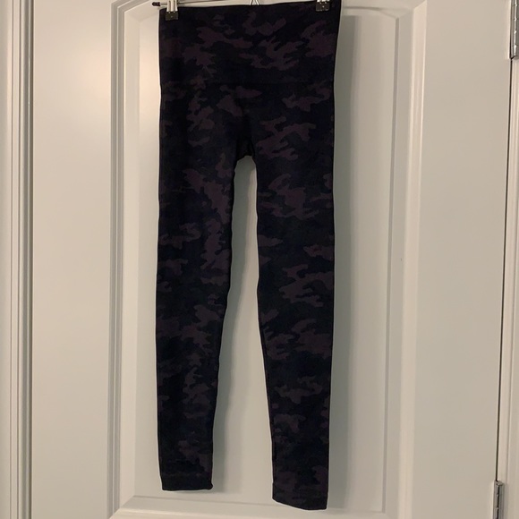 New SPANX Look at me Now Camo Leggings Cropped XS - Picture 4 of 7